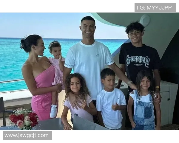 足球场上的巨星却在骑行中摔跤揭秘不会骑车的足球明星背后的故事